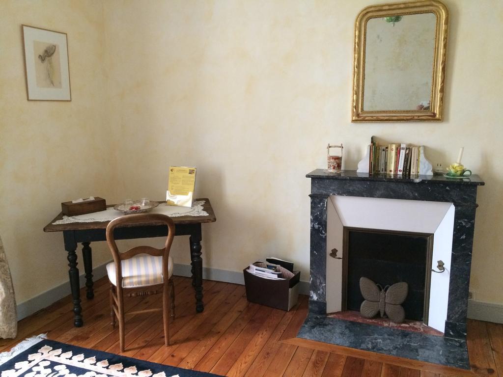 Chateau Du Beugnon Bed and Breakfast Tigné Habitación foto