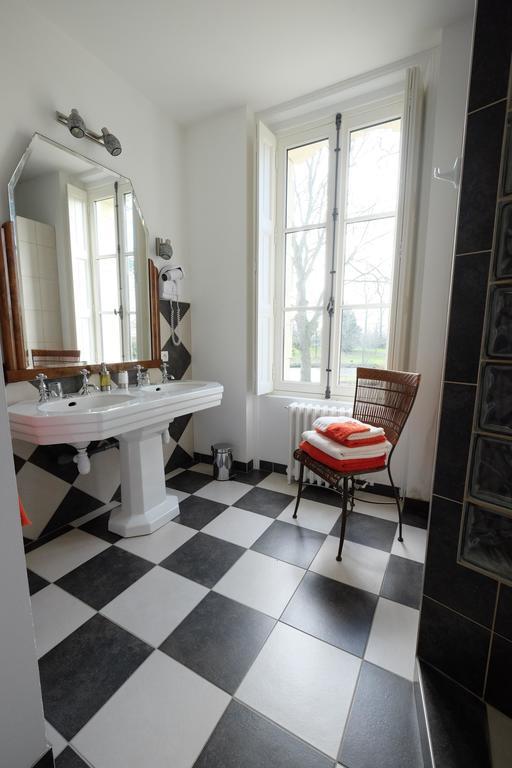 Chateau Du Beugnon Bed and Breakfast Tigné Habitación foto